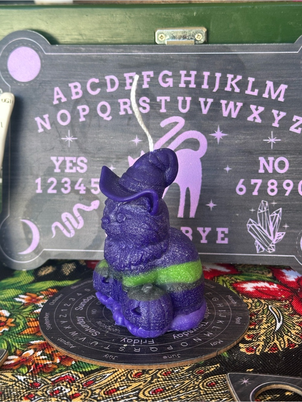 Midnight Familiar Witch Cat Candle – Purple & Green Halloween Cat - Picture 5 of 8
